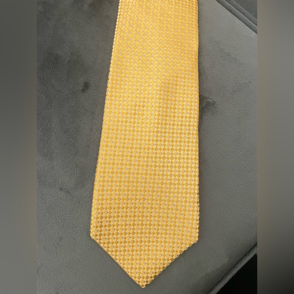 Yellow pattern tie